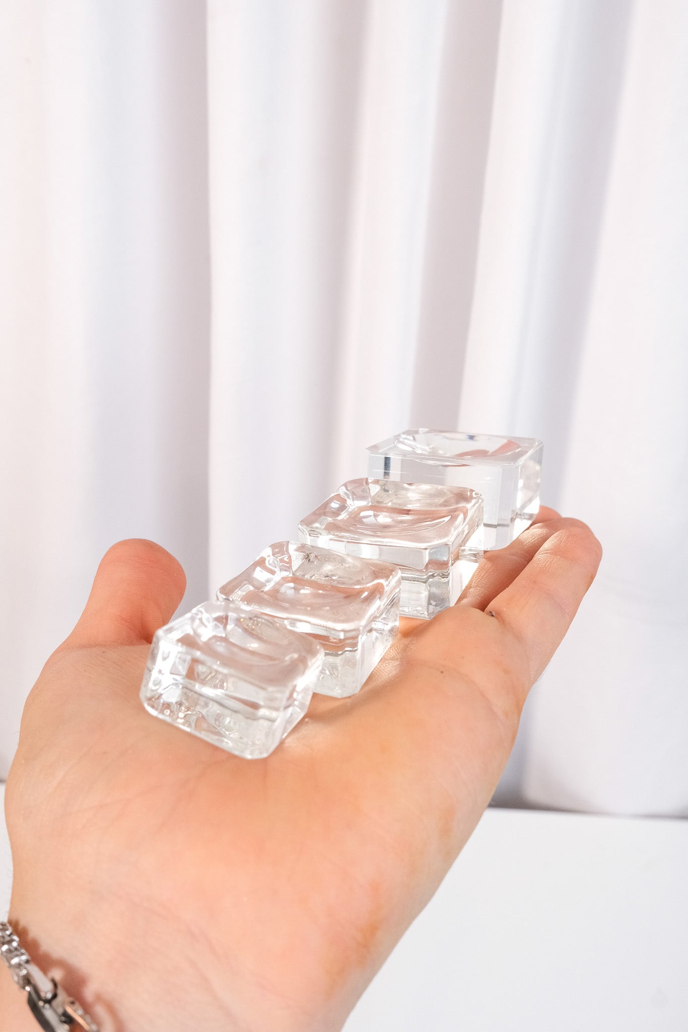 Glass sphere stand